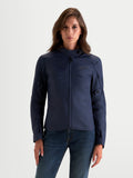 Alpinestars Stella C-1 Waterproof Jas, dames-motorjas in mood indigo blauw, vooraanzicht op model in waterdichte textiel-motorkleding