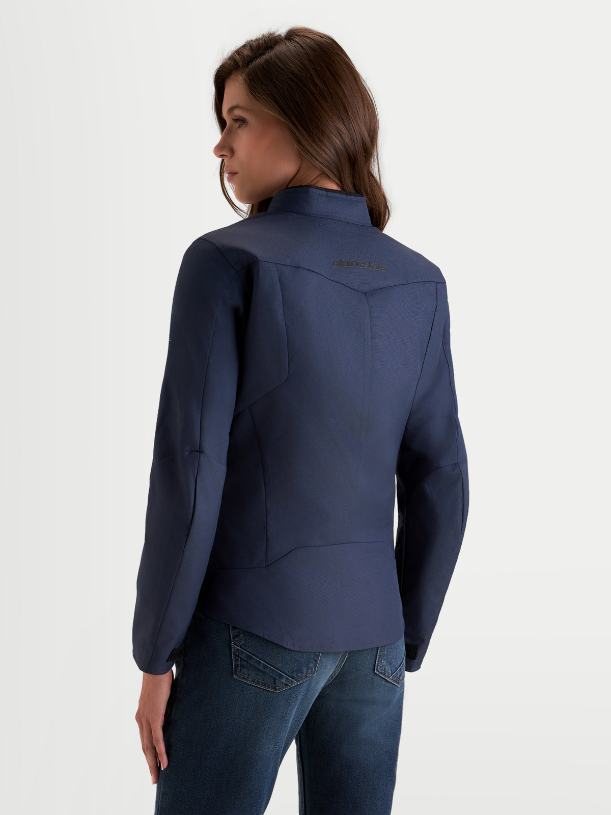 Alpinestars Stella C 1 Waterproof Veste, veste de moto urbaine pour femme en bleu mood indigo, vue de dos montrant la construction du dos et le col intérieur doux porté par un modèle