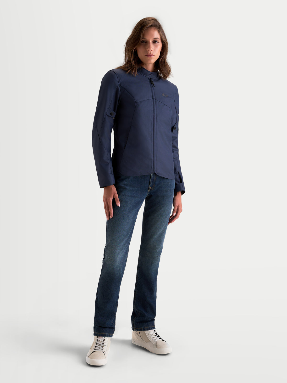Alpinestars Stella C-1 Waterproof Jas, dames motorjas in mood indigo, gedragen door een model om de waterdichte textielconstructie en het regular-fit ontwerp te tonen