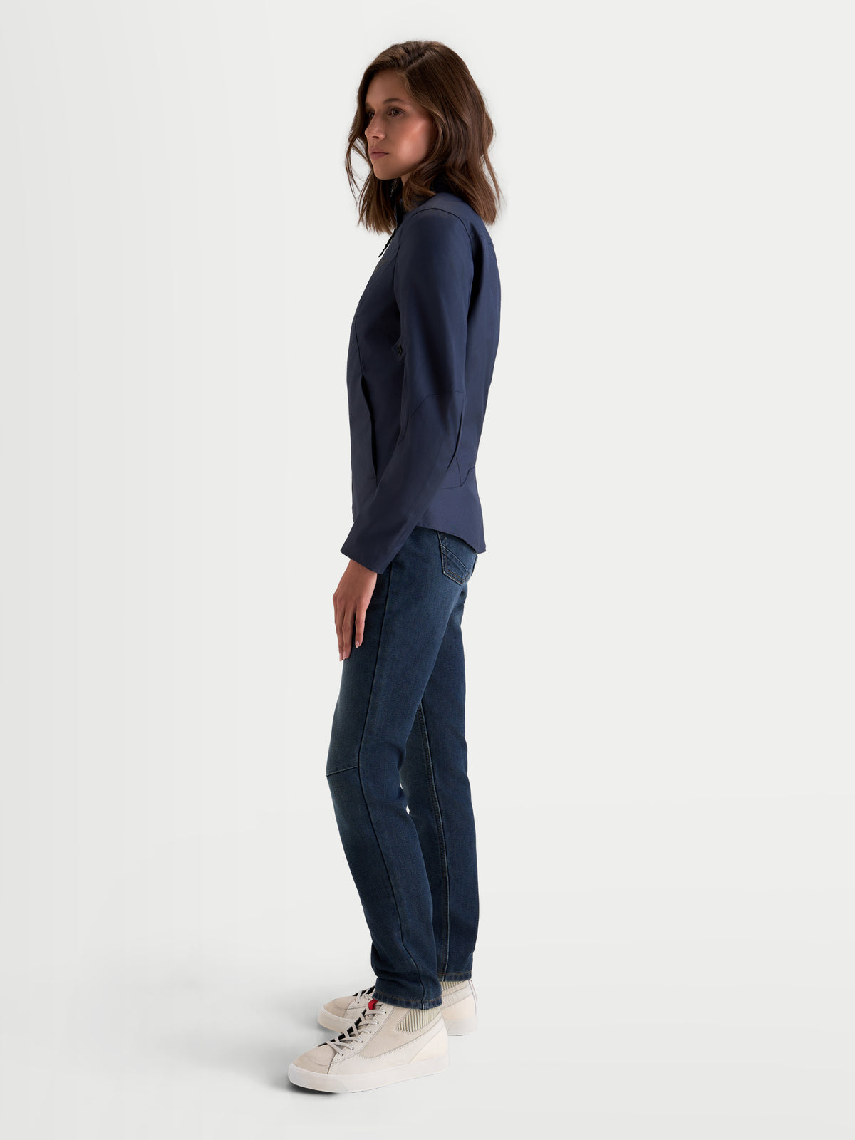 Alpinestars Stella C 1 Waterproof Jas, dames motorjas in mood indigo, zijaanzicht gedragen door een model met jeans en sneakers, waterdichte textielconstructie en ergonomische pasvorm