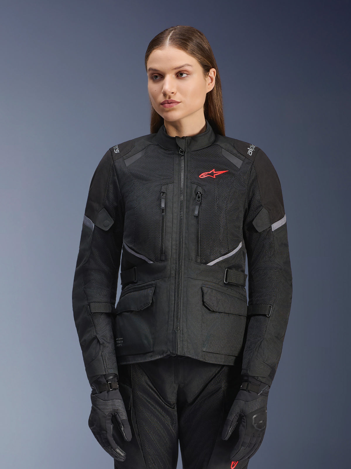 Alpinestars Stella Andes Air Drystar Jacket, veste de moto touring pour femme, noire avec des accents gris et un petit logo rouge, dotée de panneaux de ventilation en mesh, d'un col haut et de multiples poches utilitaires, portée avec des gants et un pantalon de moto assortis