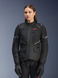Alpinestars Stella Andes Air Drystar Jacket, veste de moto touring pour femme, noire avec des accents gris et un petit logo rouge, dotée de panneaux de ventilation en mesh, d'un col haut et de multiples poches utilitaires, portée avec des gants et un pantalon de moto assortis