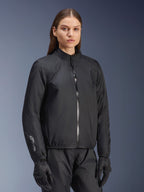 Veste Alpinestars Stella Andes Air Drystar®, veste de moto pour femme, noire, présentant la membrane imperméable amovible avec fermeture éclair intégrale et logo Drystar sur la manche, portée avec un pantalon et des gants de moto noirs assortis