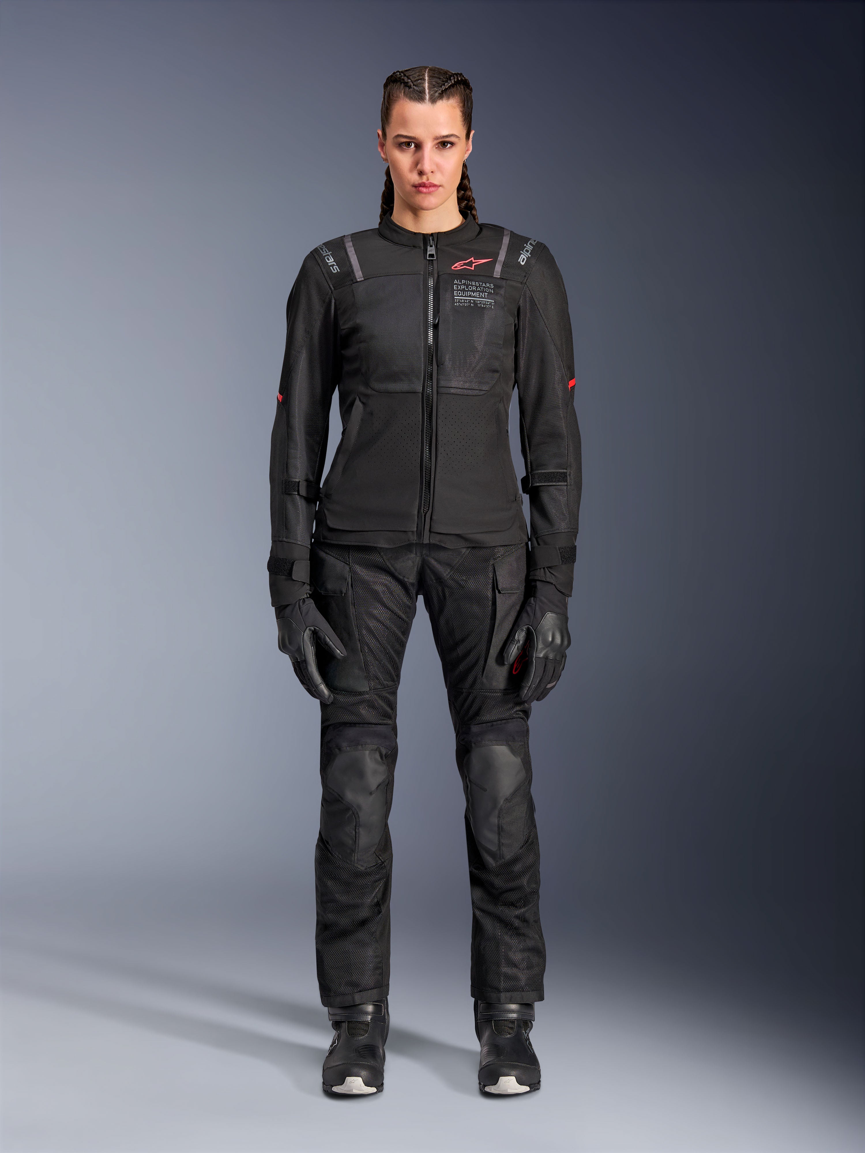 Alpinestars Stella Andes Air Drystar® Pants, pantalon de moto touring pour femme, noir, doté de panneaux de ventilation en maille et de protections renforcées aux genoux, porté avec une veste et des gants assortis, équipement de touring aventure