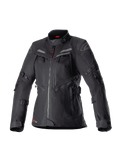 Alpinestars Stella Bogota Pro Drystar dames motorjas, zwarte adventure touring motorjas, waterdichte textielconstructie met meerdere ritsen aan de voorzijde en ventilatiepanelen, verstelbare banden op de mouwen en taille, subtiele rode accenten en Alpinestars-logo's.