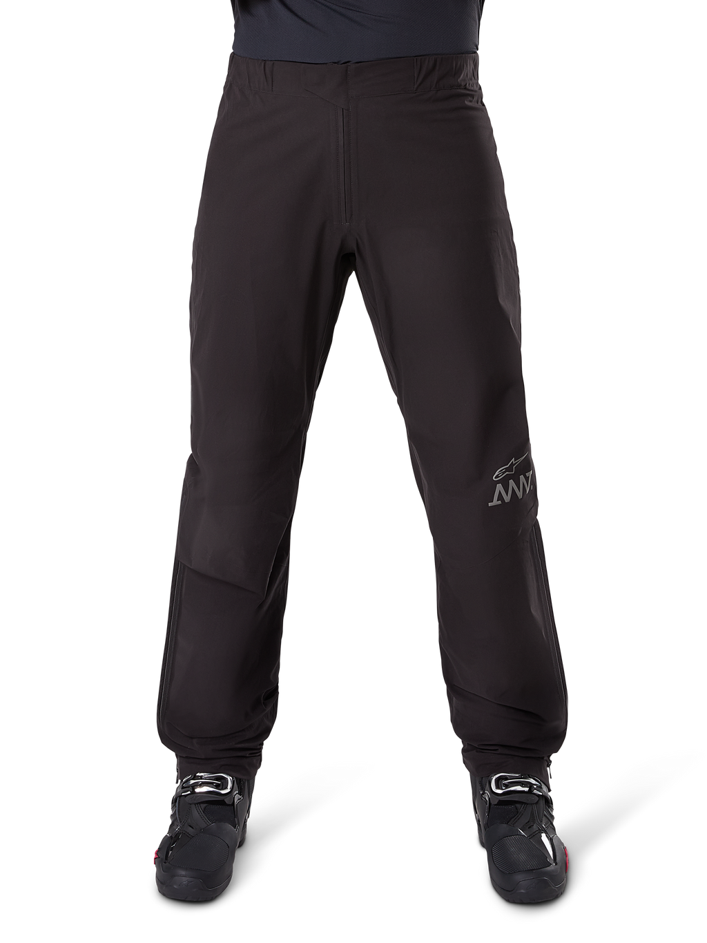 Alpinestars Amt 8 Stretch Drystar® XF Pant Liner, zwarte water- en winddichte binnenbroek, voorzien van AMT-branding op de broekspijp, gedragen met zwarte motorlaarzen, gestroomlijnd en ergonomisch adventure touring-ontwerp
