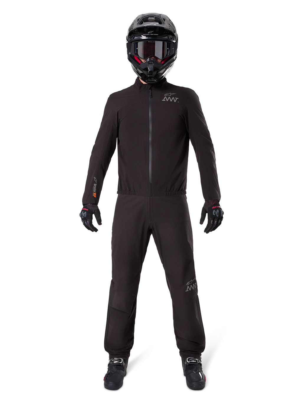Pilote de moto portant la doublure de pantalon Alpinestars AMT-8 Stretch Drystar® XF et la veste assortie, équipement technique noir imperméable et coupe-vent, avec casque, gants et bottes noirs, design adventure touring épuré.