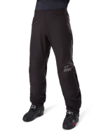 Alpinestars Amt 8 Stretch Drystar® XF Pant Liner, waterdichte motorbroek, zwart, voorzien van een grijs AMT-logo op het linkeronderbeen, gedragen met zwarte motorlaarzen, functioneel ontwerp voor adventure rijden onder alle weersomstandigheden