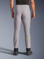 Alpinestars Aeroshell Hose, Motorradhose, Mittelgrau und Neongelb, Rückansicht mit gelbem Astars-Logo auf der Wade, schwarze elastische Knöchelbündchen, modernes Softshell-Textildesign für Straßen- und Freizeitfahrten.