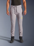Alpinestars Aeroshell Hose, Mittelgrau und Gelb Fluo, Crossover-Softshell-Motorradhose, schwarzer Kordelzug, eng anliegende Bündchen, gelbes Logo am linken Oberschenkel, vorgeformte Knie, sportliche Jogger-Silhouette