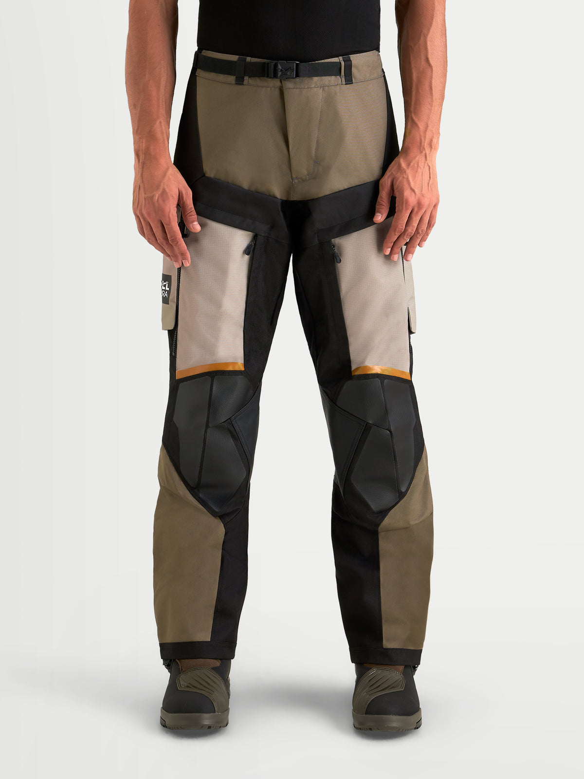 Alpinestars Harok V 2 Drystar Hose, Herren-Adventure-Motorradhose in Aluminium, Walnuss und Schwarz, Ripstop-Konstruktion, CE-zertifizierter Schutz, getragen von einem Model in Vorderansicht