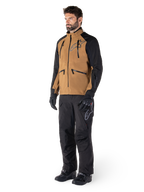 Alpinestars Hyde XT Drystar® Hose, Adventure-Motorradhose, Schwarz, getragen mit einer braun-schwarzen technischen Jacke, schwarzen Handschuhen und Stiefeln, mit einem Over-the-Boot-Design für Offroad- und Dual-Sport-Einsätze