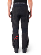 Alpinestars Hyde XT Drystar® Hose, Adventure-Motorradhose, Schwarz mit rotem Stern-Logo am Unterschenkel, Rückansicht, Over-the-Boot-Enduro-Design mit strapazierfähigen Textileinsätzen und Logo-Bund.