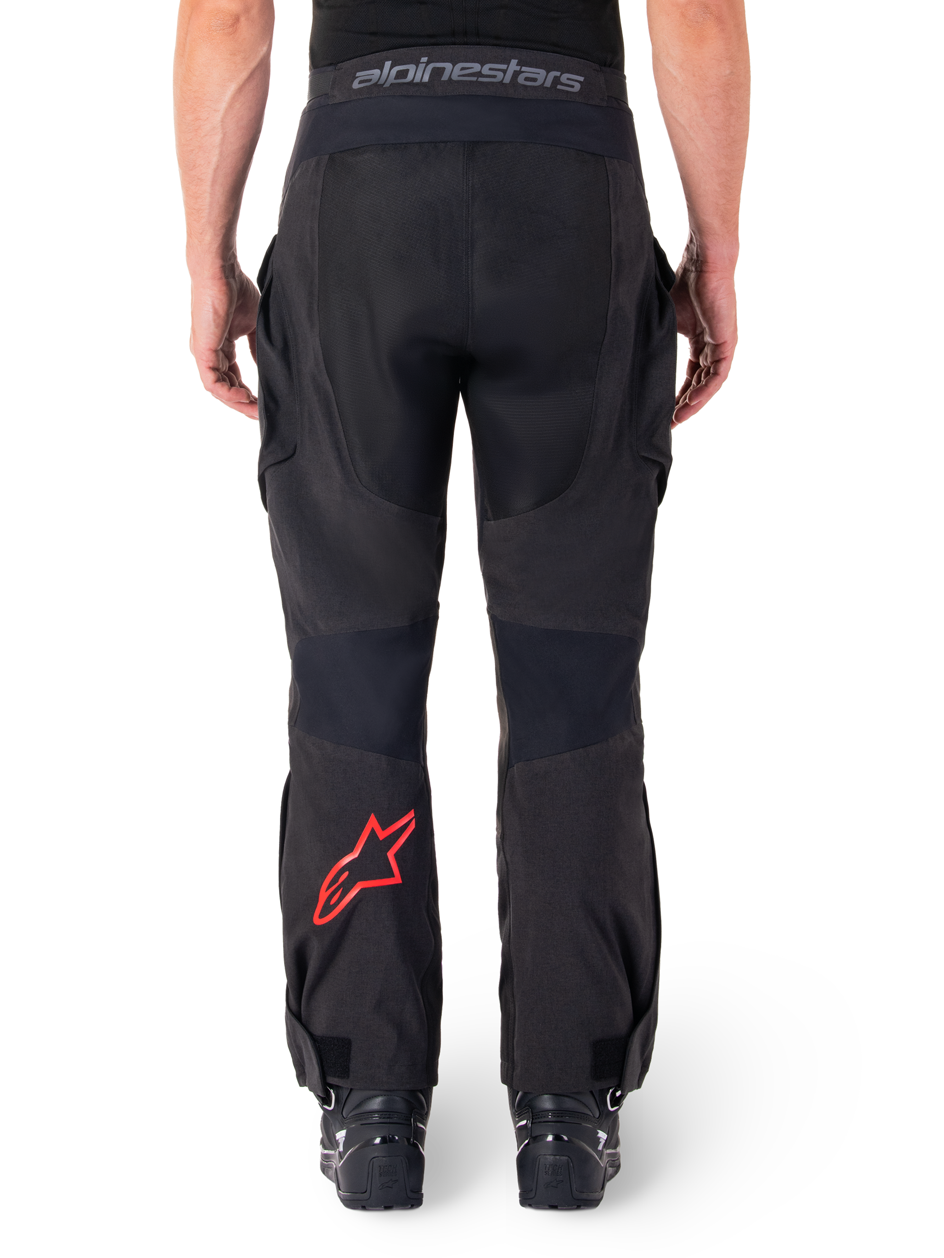 Alpinestars Hyde XT Drystar® Hose, Adventure-Motorradhose, Schwarz mit rotem Stern-Logo am Unterschenkel, Rückansicht, Over-the-Boot-Enduro-Design mit strapazierfähigen Textileinsätzen und Logo-Bund.