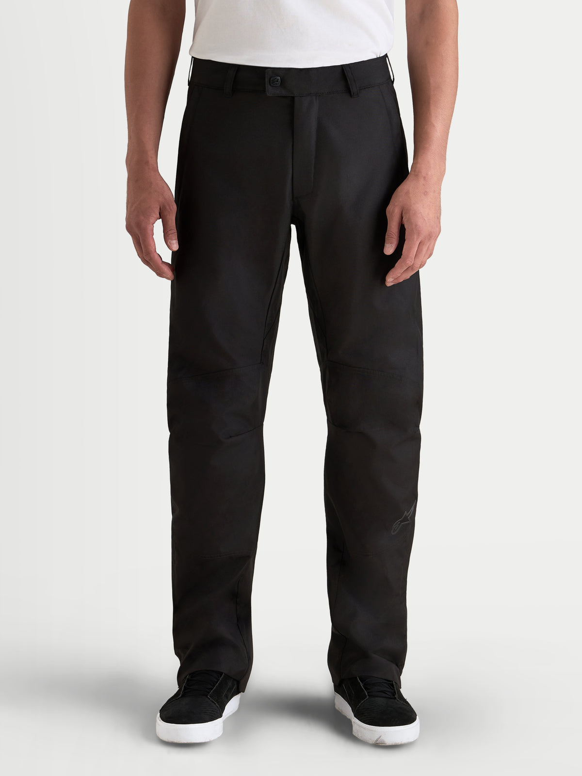 Alpinestars C-1 Waterproof Pantalons, pantalon de moto urbain pour homme noir, vue de face sur un modèle portant un t-shirt blanc, avec une construction en polyfabric résistant et une coupe droite