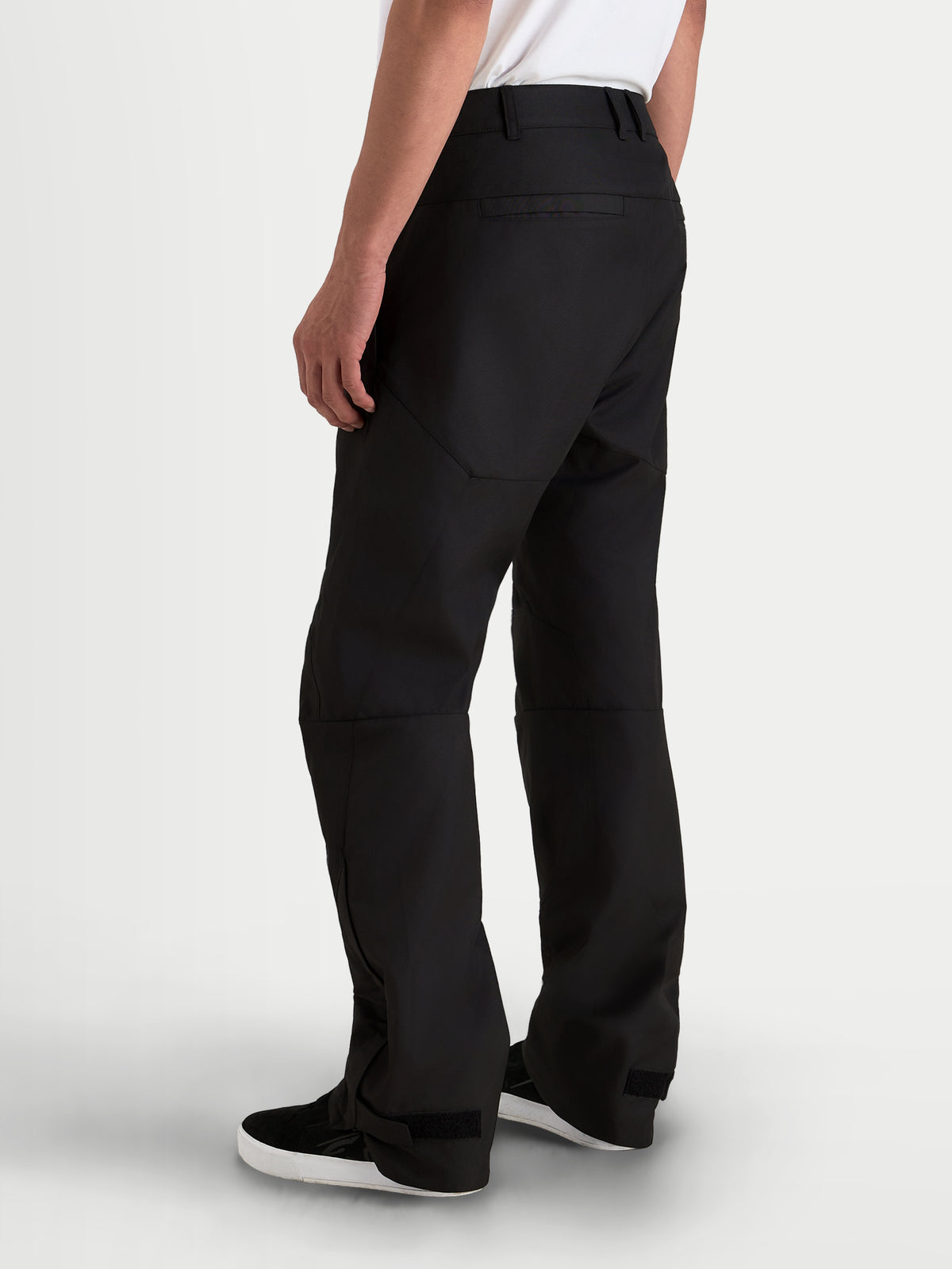 Alpinestars C-1 Waterproof, pantalon de moto urbain pour homme noir, vue arrière montrant la construction en polyfabric et la coupe droite portée par un modèle
