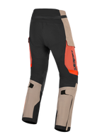 Alpinestars Halo Pro Drystar® XF Gelamineerde Broek, Walnut Rust en Zwart, achteraanzicht van adventure motorbroek, met walnut tan en zwarte panelen met rust oranje accenten, verstelbare kuitbanden en duurzame constructie voor rijden op alle terreinen.