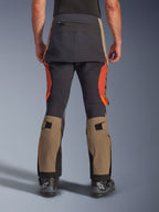 Alpinestars Halo Pro Drystar® XF gelamineerde broek in Walnut Rust Black, achteraanzicht, adventure motorbroek met walnootbruine en roestoranje panelen, zwarte versteviging op het zitvlak, inclusief achterzak met rits en verstelbare banden voor het kuitvolume
