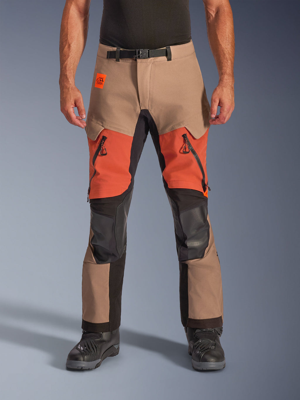 Alpinestars Halo Pro Drystar XF Gelamineerde Broek, adventure motorbroek, walnoot, roestbruin en zwart, waterdichte gelamineerde constructie, vooraanzicht met oranje ventilatieopeningen op de dijen, zwarte YKK AQUASEAL-ritsen en verstelbare tailleband