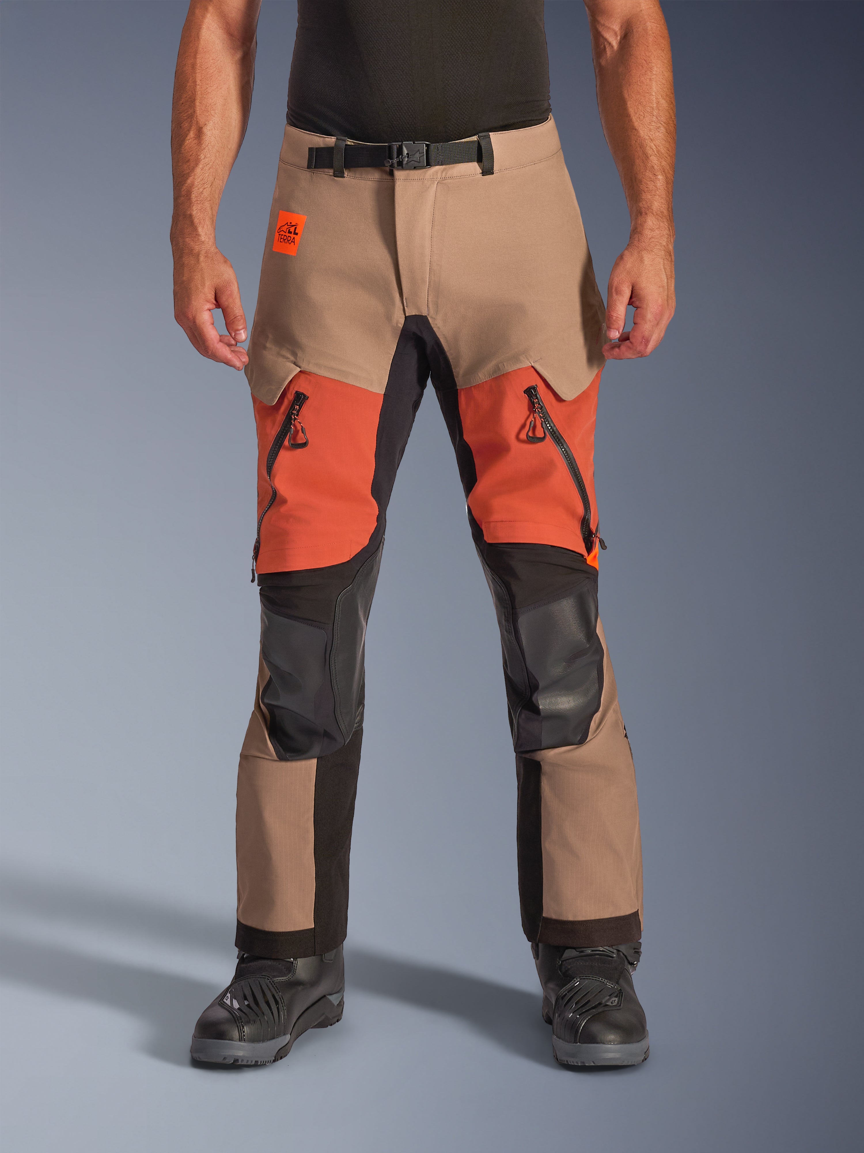 Alpinestars Halo Pro Drystar XF Gelamineerde Broek, adventure motorbroek, walnoot, roestbruin en zwart, waterdichte gelamineerde constructie, vooraanzicht met oranje ventilatieopeningen op de dijen, zwarte YKK AQUASEAL-ritsen en verstelbare tailleband