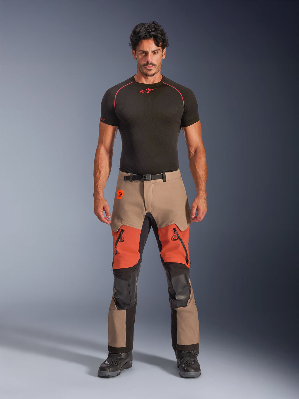Alpinestars Halo Pro Drystar® XF gelamineerde broek, adventure motorbroek, Walnut Rust Black, tan en oranje kleurvlakken met zwarte technische panelen, voorzien van dijventilatie met rits en magnetische gesp, gecombineerd met een zwarte basislaag en zwarte motorlaarzen