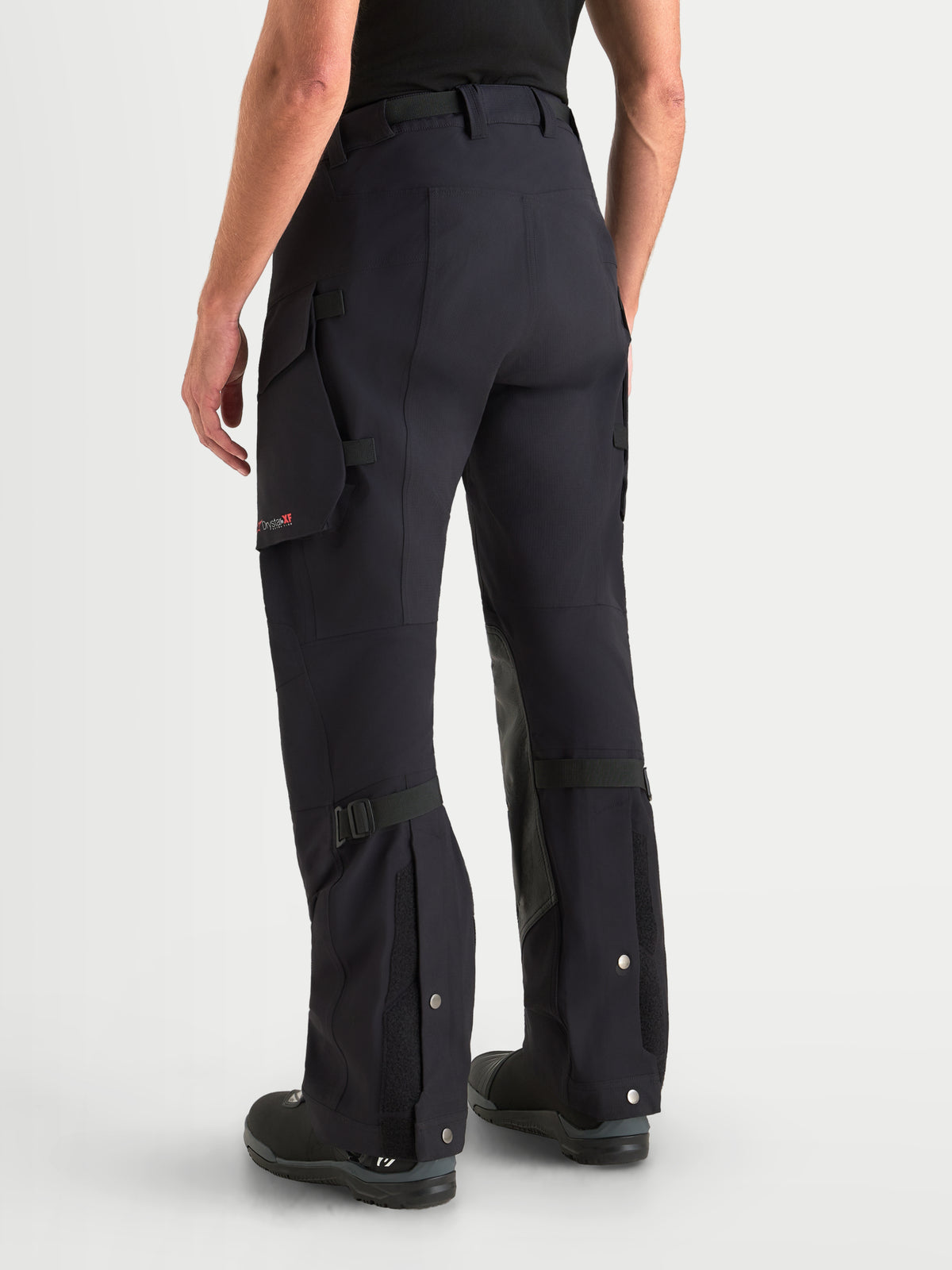 Alpinestars Maxdura Drystar XF Laminated broek, adventure motorbroek voor heren in zwart en donkergrijs, met cargo zakken, pasvorm voor over laarzen en waterdichte textielconstructie, achteraanzicht
