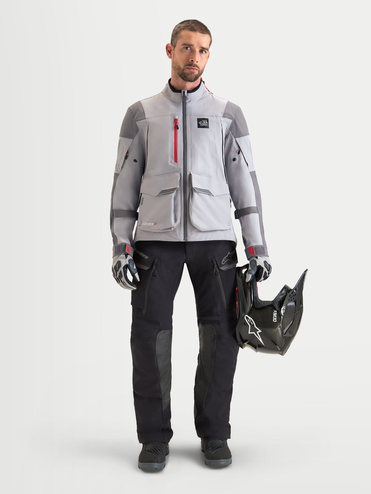 Alpinestars Maxdura Drystar XF Laminated broek, adventure motorbroek voor heren in zwart en donkergrijs, met 3-laags gelamineerde constructie, CE-kniebescherming en ontwerp voor over laarzen, vooraanzicht op model