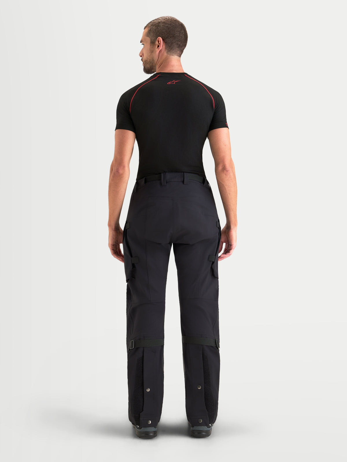 Alpinestars Maxdura Drystar XF Laminated broek, adventure motorbroek voor heren, zwart en donkergrijs, waterdichte textiel motorbroek met achteraanzicht dat cargozakken en verstelbare onderbenen toont