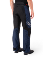 Pantalon imperméable Alpinestars St-1 WP, bleu foncé, noir et rouge vif, vue arrière montrant des panneaux contrastés noirs, logo Alpinestars réfléchissant sur la cuisse, coupe ergonomique pour le touring moto