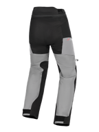 Alpinestars Andes V4 Drystar® Hose, Adventure-Motorradhose, Schwarz und Dunkelgrau, Rückansicht mit verstärkten Gesäßpaneelen, rotem Drystar-Branding an der Hüfte und verstellbaren Klettverschlüssen an den Knöcheln.