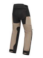 Alpinestars Andes V4 Drystar® Pants, pantalon de moto aventure, noyer et noir, vue arrière présentant un fessier renforcé et des empiècements à l'intérieur des jambes, le logo Drystar rouge et des chevilles ajustables.