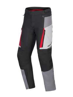 Alpinestars Honda ST-1 Wasserdichte Hose, Motorrad-Tourenhose, Eisgrau, Dunkelgrau und Schwarz mit roten Akzenten, technische Textilkonstruktion mit wasserdichtem Futter, Cargotaschen mit Reißverschluss und ergonomisch vorgeformten Beinen