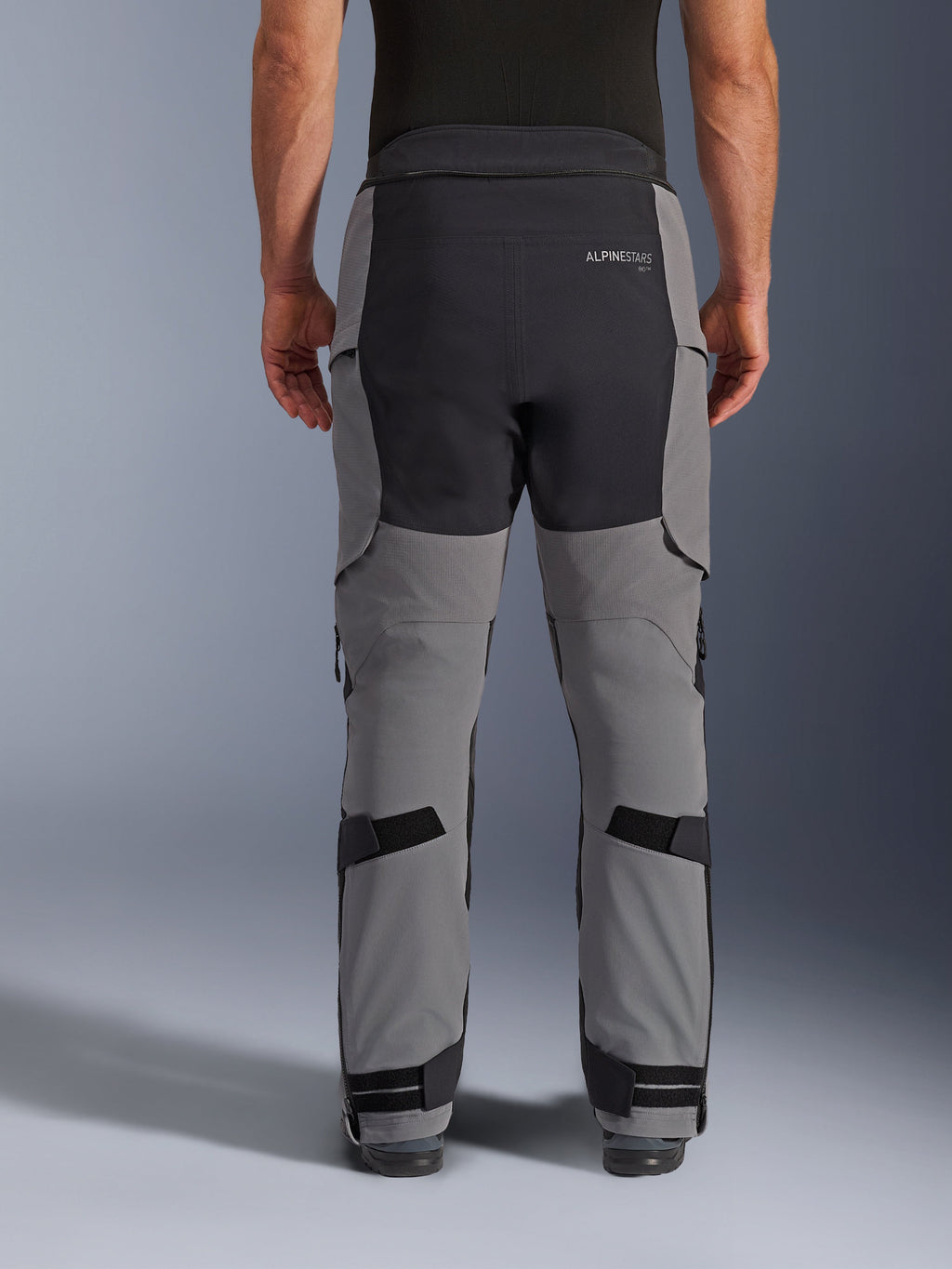 Alpinestars Andes Pro Drystar® XF Hose, Rückansicht, Dunkelgrau und Schwarz, Adventure-Motorradhose mit schwarzen verstärkten Einsätzen am Gesäß, rückseitigem Alpinestars-Logo und verstellbaren Riemen in der Kniekehle und an den Knöcheln für eine sichere Passform.