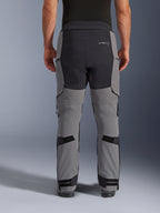 Alpinestars Andes Pro Drystar® XF Hose, Rückansicht, Dunkelgrau und Schwarz, Adventure-Motorradhose mit schwarzen verstärkten Einsätzen am Gesäß, rückseitigem Alpinestars-Logo und verstellbaren Riemen in der Kniekehle und an den Knöcheln für eine sichere Passform.