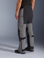 Alpinestars Andes Pro Drystar® XF Hose, Adventure-Motorradhose, Dunkelgrau und Schwarz, Dreiviertelansicht von hinten, Textilkonstruktion mit schwarzem verstärktem Gesäß und Innenbein-Einsätzen, Reißverschlüssen an den Unterschenkeln und verstellbaren Laschen.