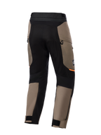 Pantalon Alpinestars Cusco Drystar®, pantalon de moto adventure, marron noyer et noir, vue arrière présentant des panneaux extensibles noirs, des accents orange, des ventilations zippées et des bas de jambe ajustables par velcro pour la conduite sur route.