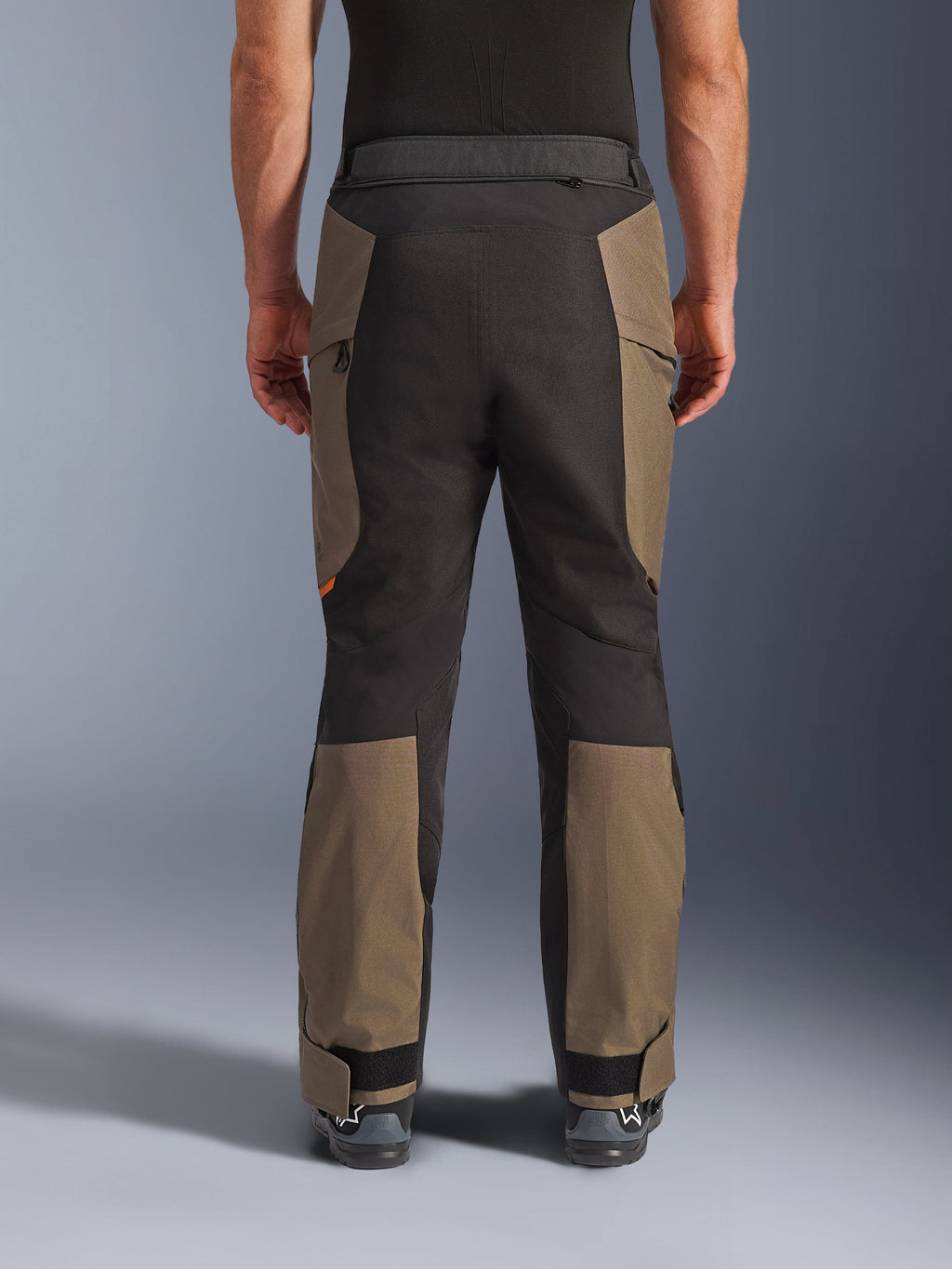 Pantalon Alpinestars Cusco Drystar®, pantalon de moto d'aventure, Walnut Black, vue arrière sur modèle, construction textile durable avec panneaux contrastés, ourlet ajustable et détail zippé à la taille pour le touring et l'aventure