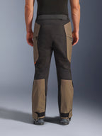 Pantalon Alpinestars Cusco Drystar®, pantalon de moto d'aventure, Walnut Black, vue arrière sur modèle, construction textile durable avec panneaux contrastés, ourlet ajustable et détail zippé à la taille pour le touring et l'aventure