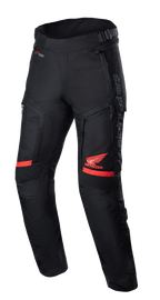 Pantalon Honda Bogota' Pro Drystar®, pantalon de moto touring, noir et rouge, avec logo Honda Wing rouge sur la cuisse, panneaux d'aisance en accordéon aux genoux, construction en textile technique, sangles de réglage à la taille et logo Alpinestars