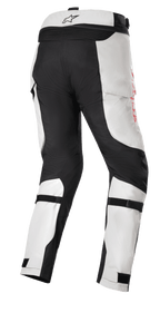 Honda Bogota' Pro Drystar® Broek, Adventure Touring motorbroek, Ice Gray en zwart, achteraanzicht met verstevigde zwarte panelen op het zitvlak en de binnenkant van de benen, rode branding aan de zijkant en verstelbare kuitbanden voor een goede pasvorm.