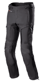 Pantalon Alpinestars Bogota Pro Drystar 3 Seasons, pantalon de moto touring noir, avec ventilations zippées sur les cuisses, panneaux extensibles en accordéon aux genoux, sangles de réglage à la taille et tissu textile résistant avec logo Drystar.