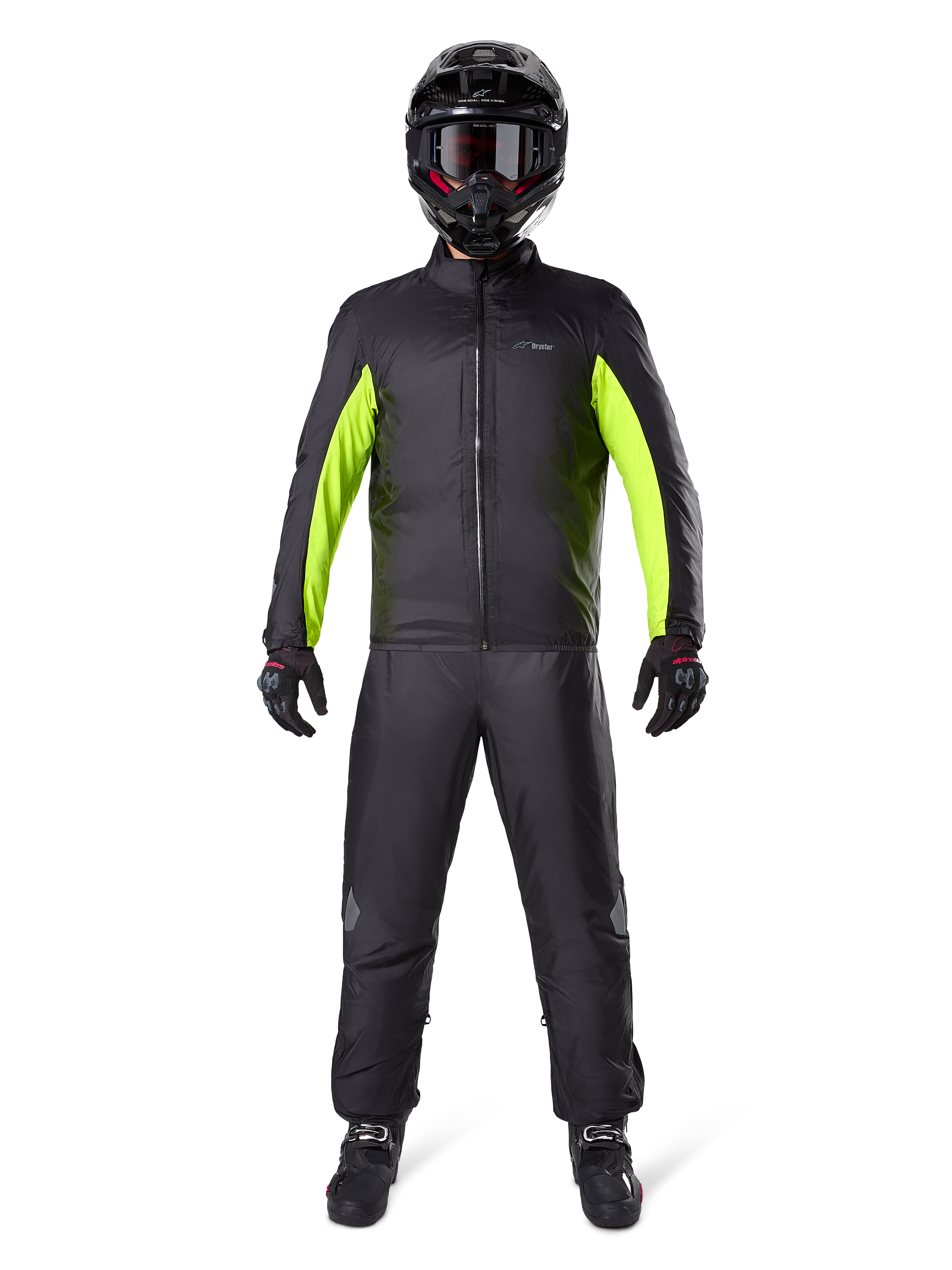 Pantalon Alpinestars Bogota Pro Drystar 3 Seasons, noir, porté par un motard avec une tenue d'aventure complète comprenant une veste imperméable noire et jaune fluo, un casque noir et des bottes de moto, conçu pour la performance de touring par tous les temps.