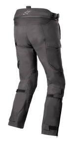 Alpinestars Bogota' Pro Drystar® 4 Seasons broek, zwart, achteraanzicht van adventure touring motorbroek met logo op de tailleband, harmonica-stretchpanelen en verstelbare beenbanden