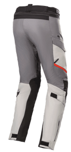 Alpinestars Andes V3 Drystar® Hose, Motorrad-Tourenhose, Ice Gray und Dunkelgrau, mit schwarzen Verstärkungseinsätzen und einem roten Akzent an der Tasche, verstellbarer Bund und Wadenriemen, strapazierfähige Textilkonstruktion für Adventure-Touren