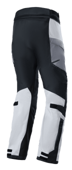 Alpinestars Andes Air Drystar® Hose, Adventure-Touring-Motorradhose, Ice Gray, Dark Gray und Black, Rückansicht mit atmungsaktiven Mesh-Einsätzen für Luftzirkulation und verstellbaren Riemen an den Waden, technisches Textildesign für das Fahren in zwei Jahreszeiten.