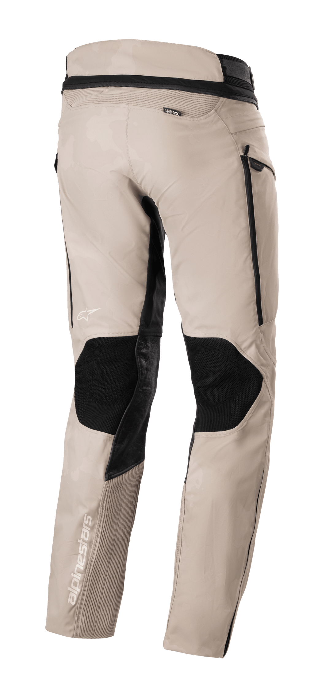 Alpinestars AMT-10LAB Drystar® XF-broek, Aluminum Camo Adventure Touring-broek, achteraanzicht met zwarte beschermende panelen, MATRYX®-branding en witte Alpinestars-logo's op een chassis van verschillende materialen.
