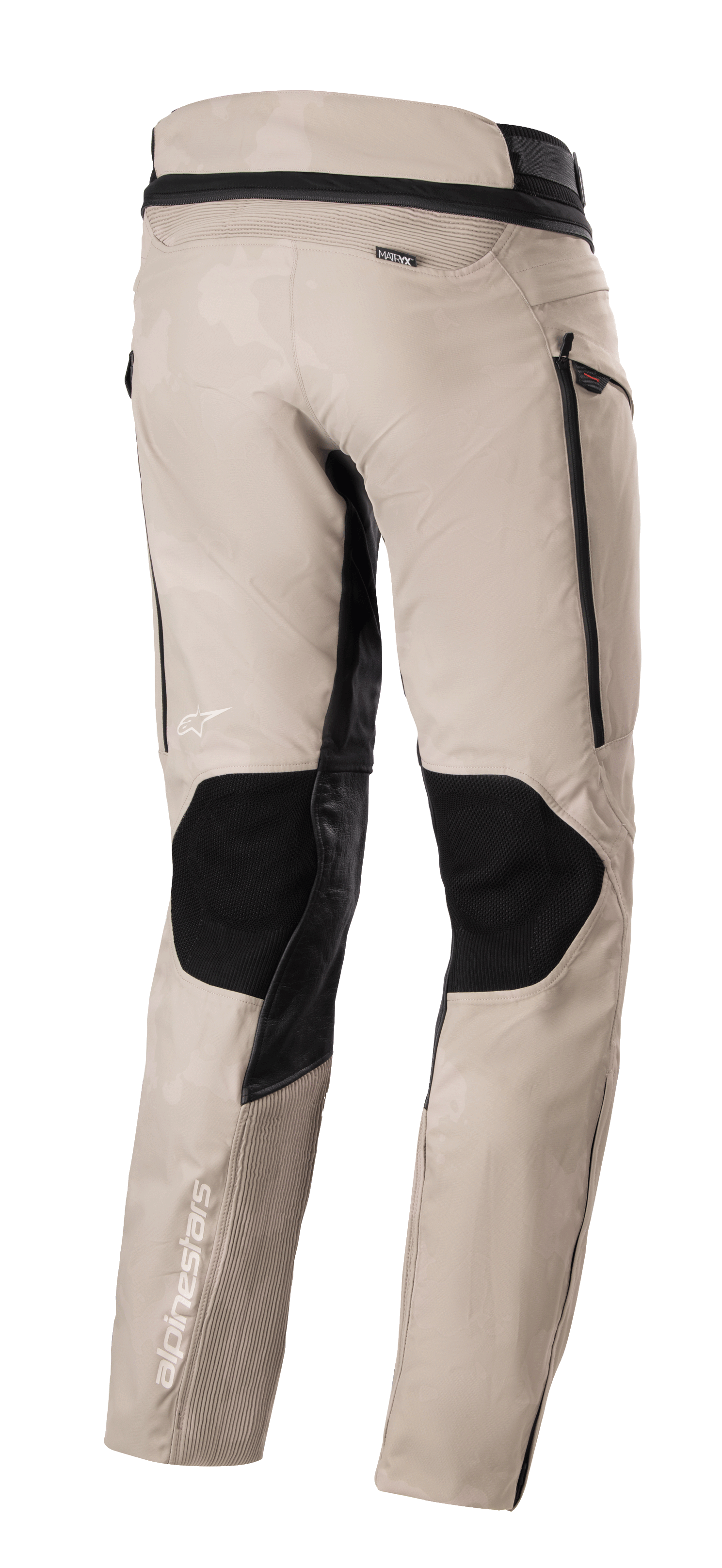 Alpinestars AMT-10LAB Drystar® XF-broek, Aluminum Camo Adventure Touring-broek, achteraanzicht met zwarte beschermende panelen, MATRYX®-branding en witte Alpinestars-logo's op een chassis van verschillende materialen.