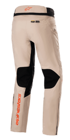 Alpinestars AMT-10R Drystar® XF broek, Adventure Touring broek, lichtbruin, achteraanzicht met grote zwarte mesh-panelen aan de achterzijde van de knieën, oranje Alpinestars-logo's op de tailleband en het onderbeen, en Kevlar en MATRYX materiaalbranding.