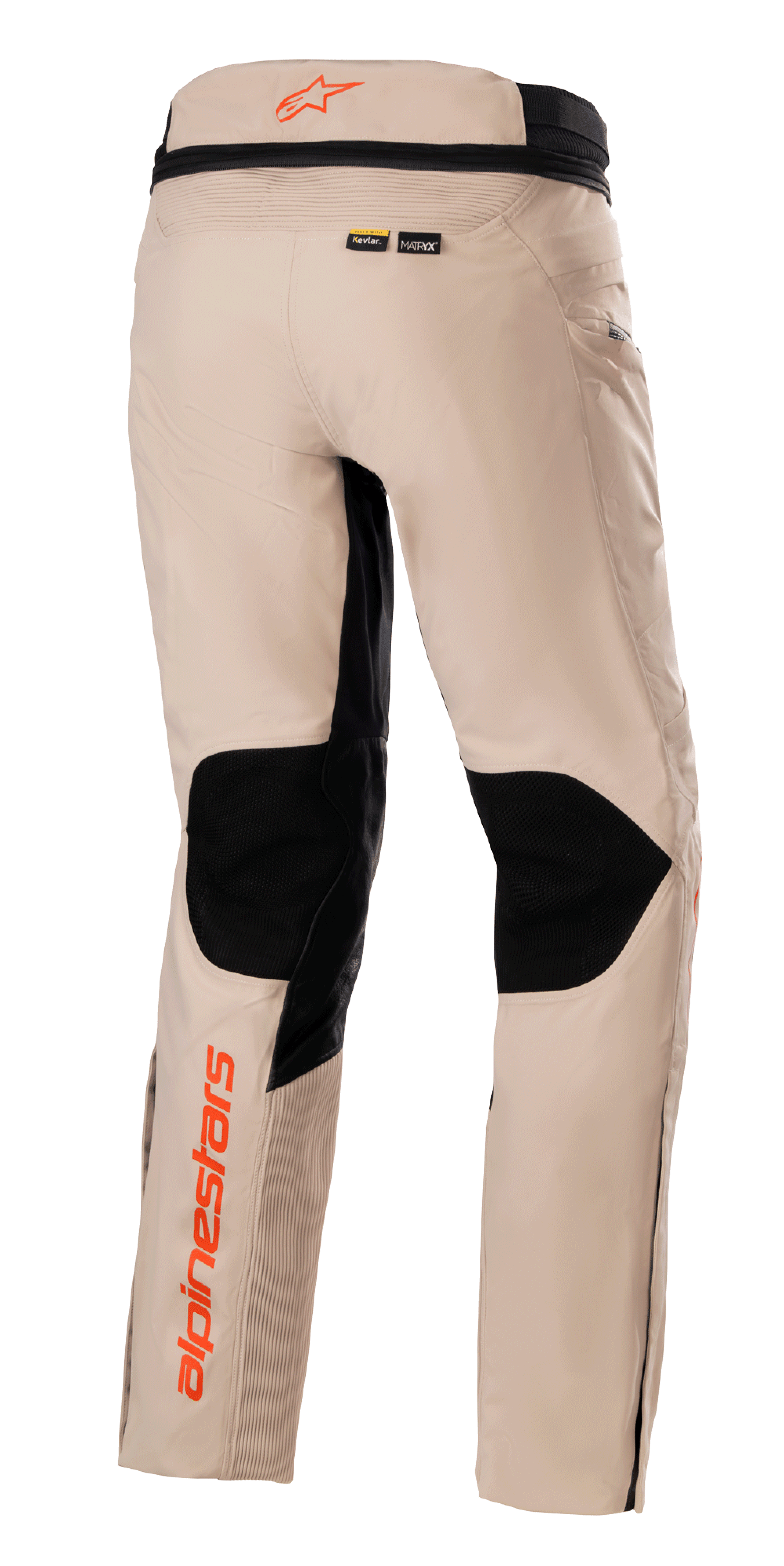 Alpinestars AMT-10R Drystar® XF broek, Adventure Touring broek, lichtbruin, achteraanzicht met grote zwarte mesh-panelen aan de achterzijde van de knieën, oranje Alpinestars-logo's op de tailleband en het onderbeen, en Kevlar en MATRYX materiaalbranding.