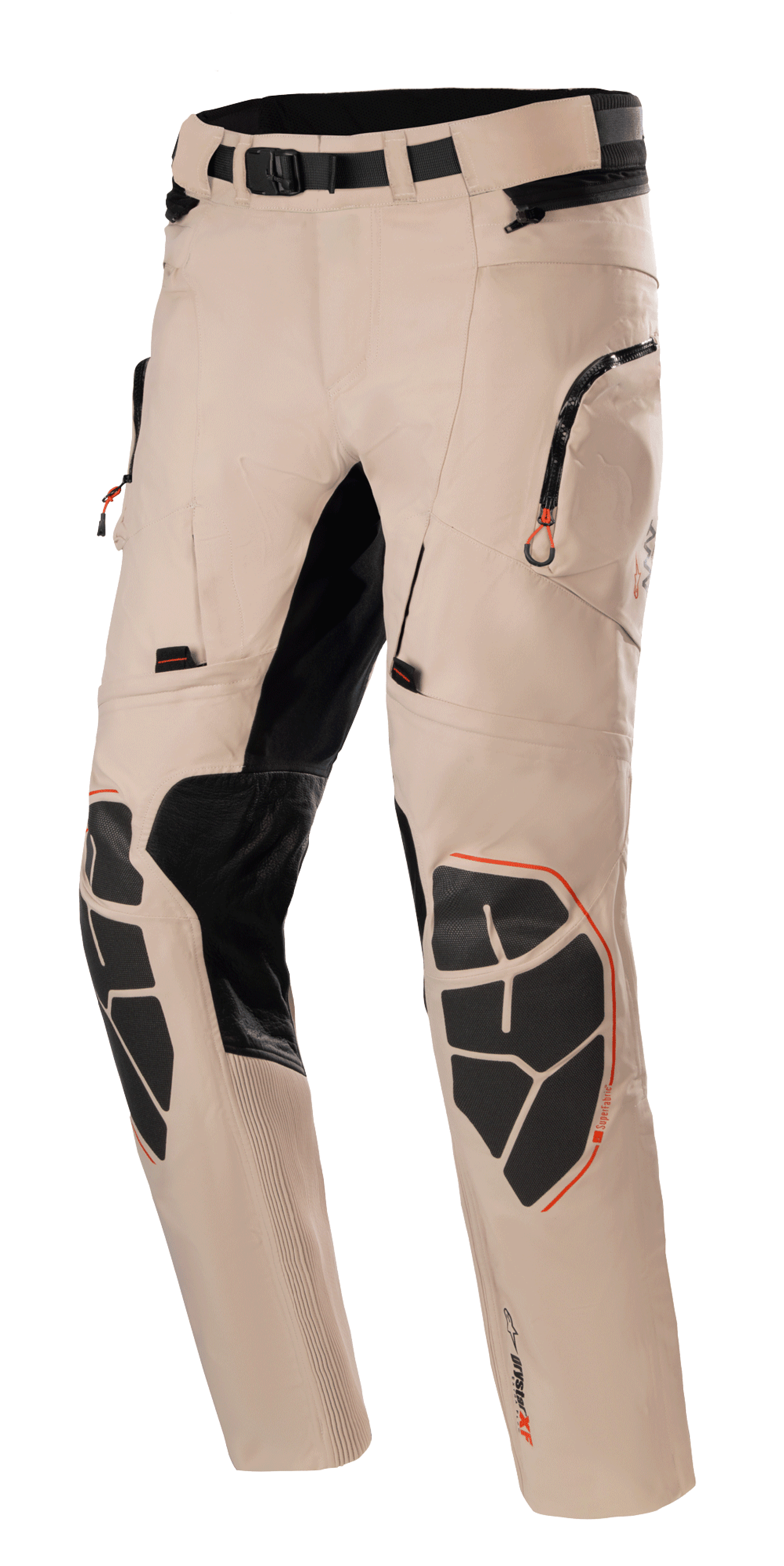 Alpinestars AMT-10R Drystar Xf broek, adventure touring motorbroek, lichtbruin met zwarte en oranje accenten, waterdichte en ademende constructie, versterkte Superfabric kniebeschermers, verstelbare tailleriem, zakken met ritssluiting, stretchpanelen voor flexibiliteit